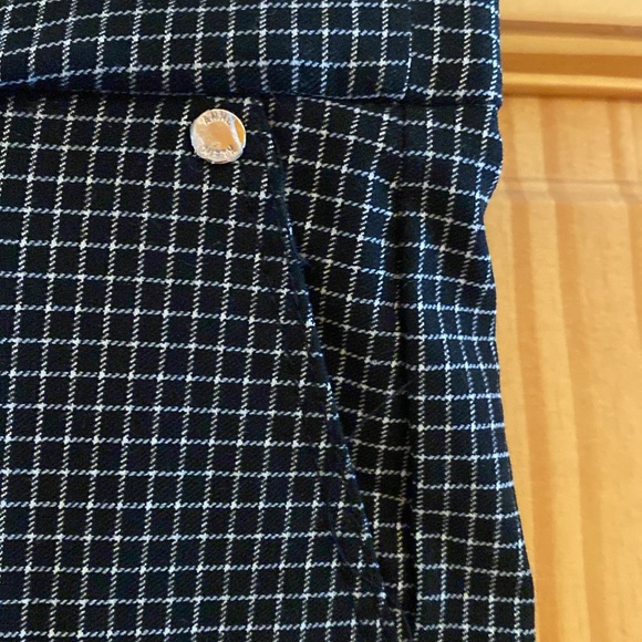 Anne Klein stretchy form fitting ankle cut pants. Size Mediun - Picture 4 of 6